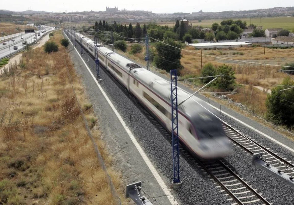 Uno de los AVE a la salida de la ciudad de Toledo