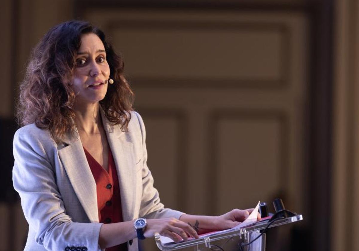 La presidenta de la Comunidad de Madrid, Isabel Díaz Ayuso, durante un desayuno-coloquio en el Hotel Westin Palace