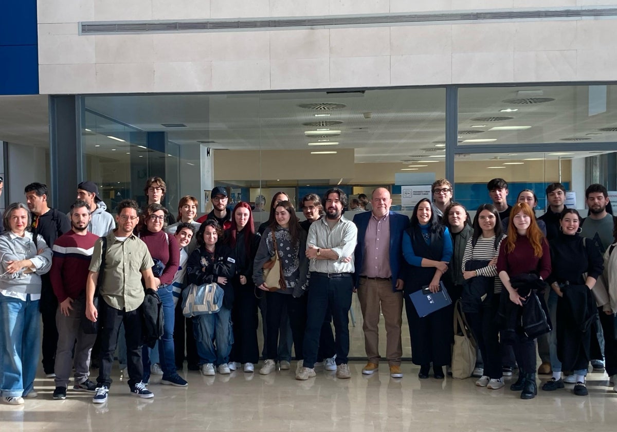 El director general de Ciudad de la Luz, Fermín Crespo, junto a alumnos de la Escuela de Formación en Oficios del complejo.