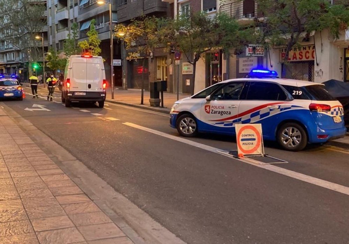 Un control policial en Zaragoza, durante una imagen de archivo