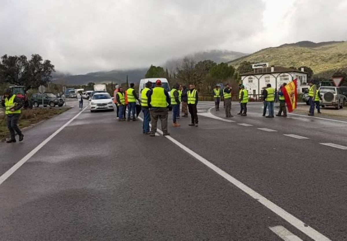 Agricultores durante el corte de una carretera este lunes