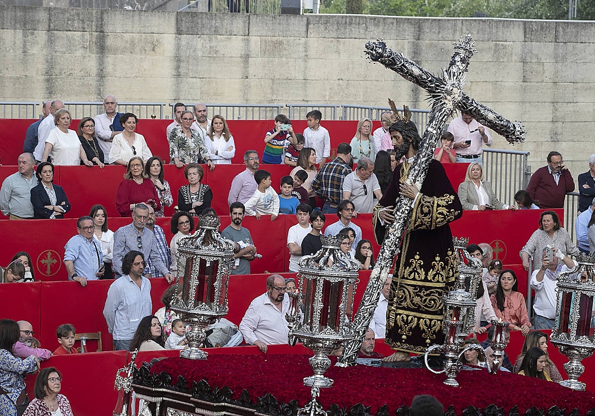 El Señor de los Reyes de la Vera-Cruz, entre los palcos de la Puerta del Puente