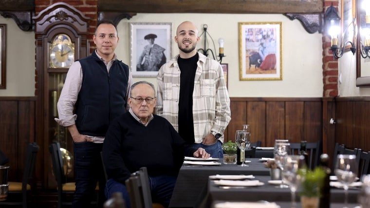 Rafael Salcedo, sentado, posa junto a Javier y Rafael, en el salón de la taberna
