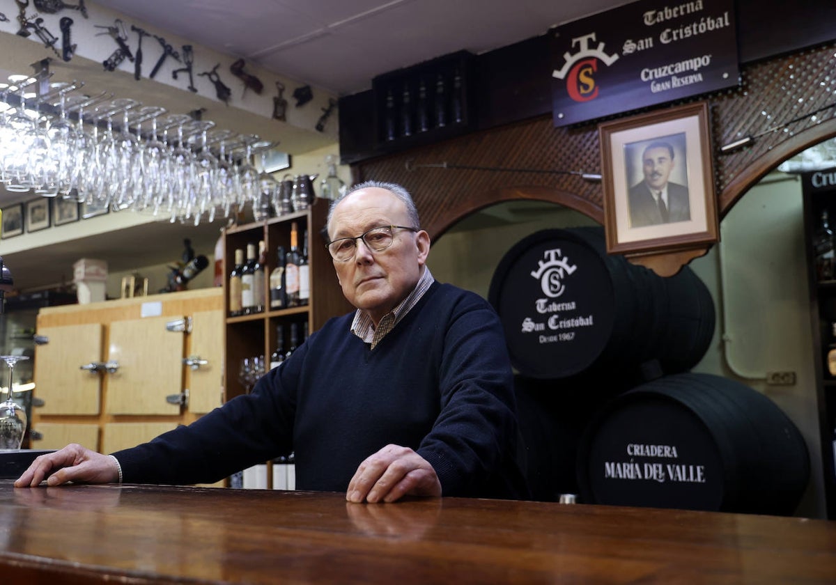 Rafael Salcedo, en la barra de la Taberna San Cristóbal