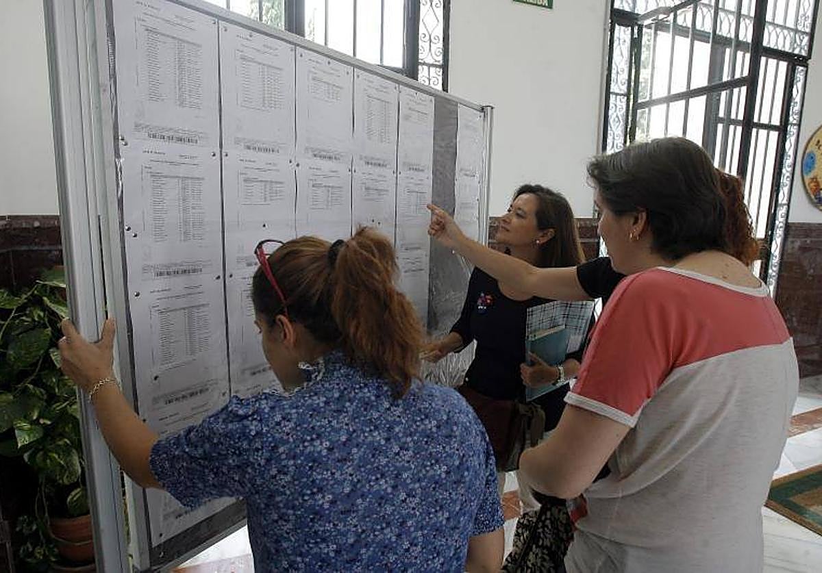 Imaegn de archivo de varias madres mirando las listas de admitidos en un centro educativo de Córdoba