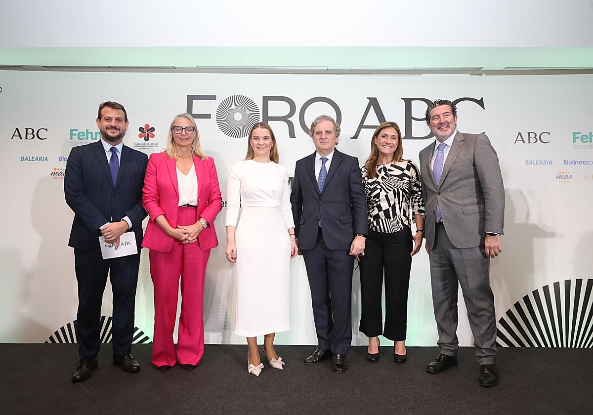 Juan Fernández Miranda, adjunto al director y jefe de Nacional de ABC, María Frontera, presidenta de FEHM, Margalida Prohens, presidenta de Baleares, Ignario Ybarra, presidente de Vocento, Ana Delgado, directora general de ABC, Julián Quirós, director de ABC