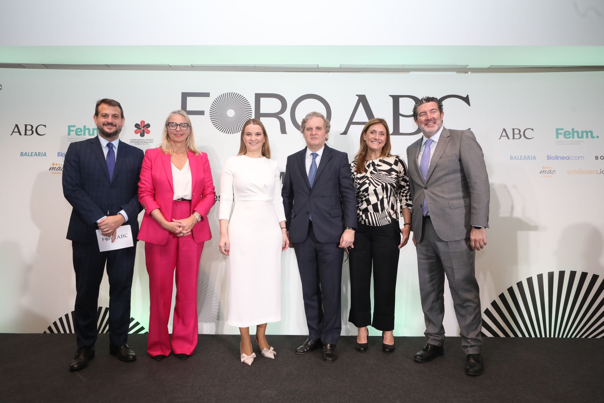 Juan Fernández Miranda, adjunto al director y jefe de Nacional de ABC, María Frontera, presidenta de FEHM, Margalida Prohens, presidenta de Baleares, Ignario Ybarra, presidente de Vocento, Ana Delgado, directora general de ABC, Julián Quirós, director de ABC 
