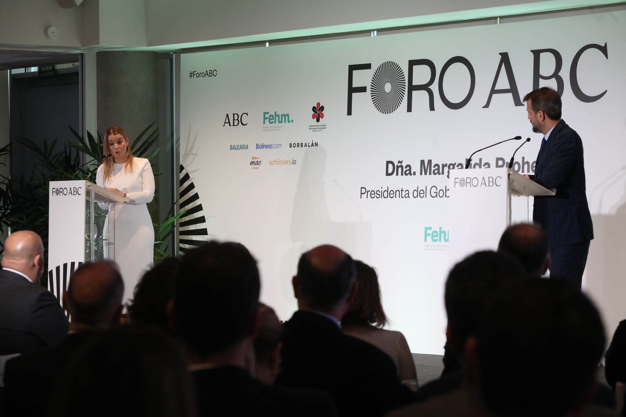 Margalida Prohens, presidenta de Baleares y Juan Fernández Miranda, adjunto al director y jefe de Nacional de ABC