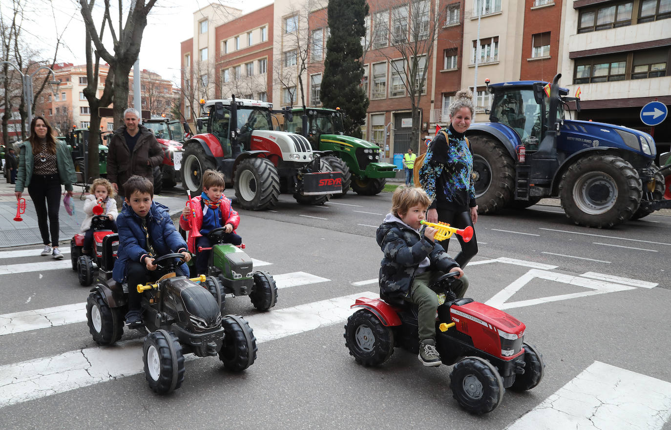 Los más pequeños salen con sus tractores para apoyar al campo