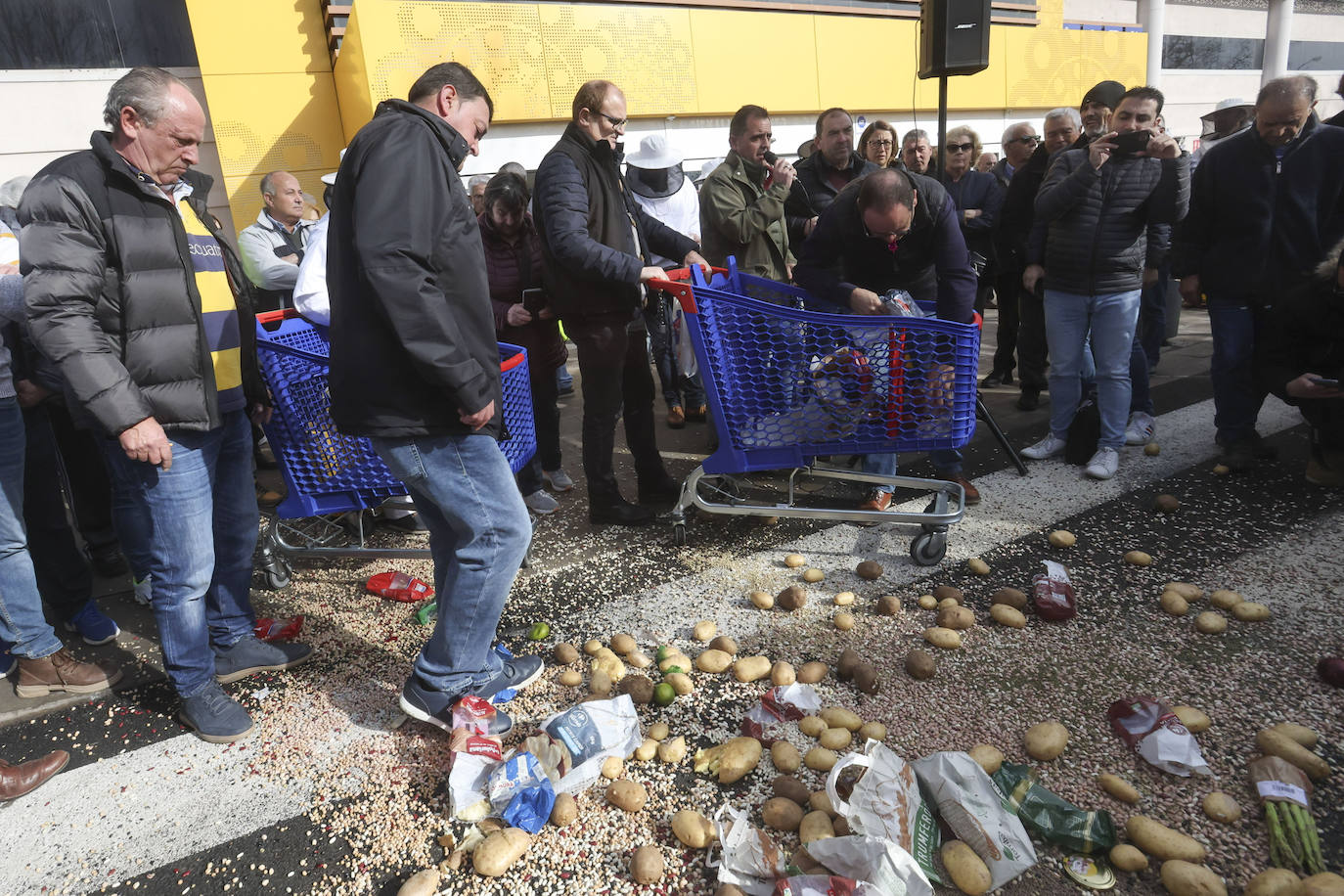 Agricultores arrogan patatas, legumbres y vegetales durante su protestas en los supermercados, en Salamanca