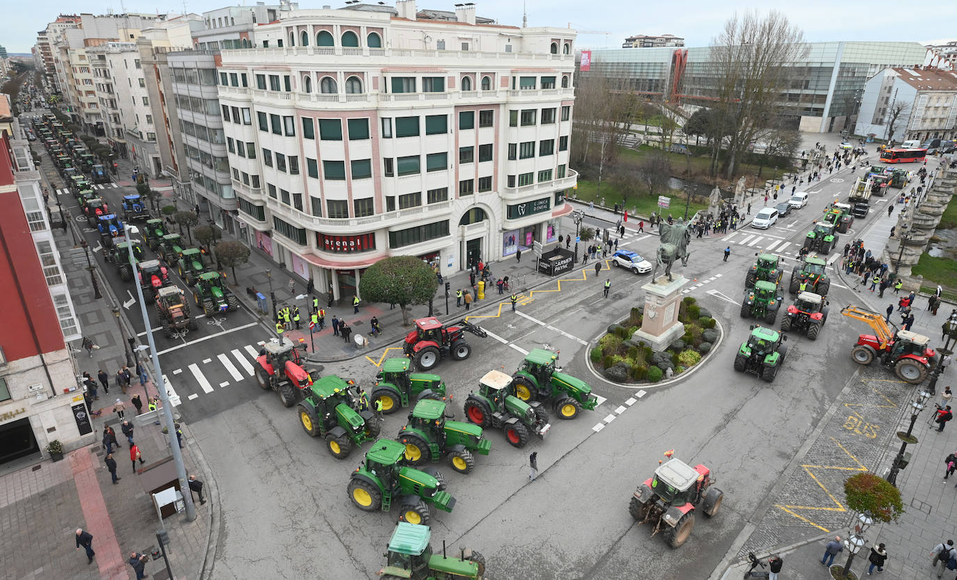 Tractorada de agricultores y ganaderos por la capital burgalesa en protesta por su situación