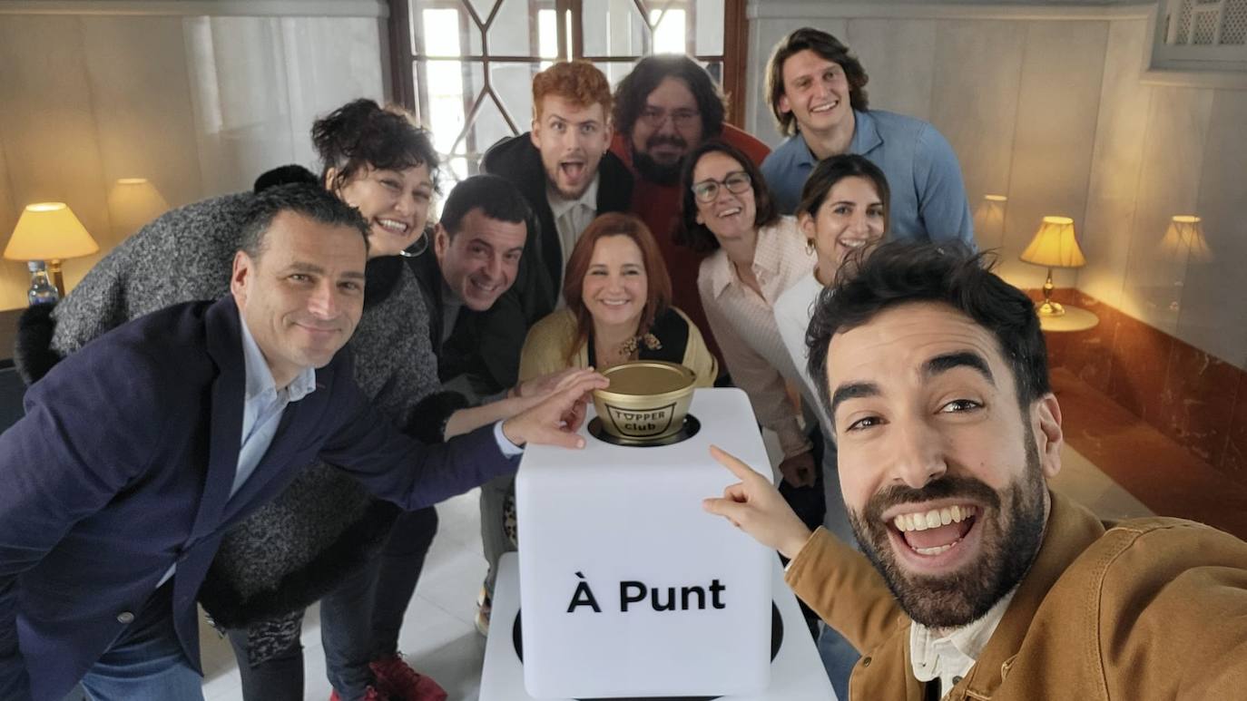 Imagen de varios de los concursantes con Ricard Camarena, Alfred Costa y el Tupper de Oro