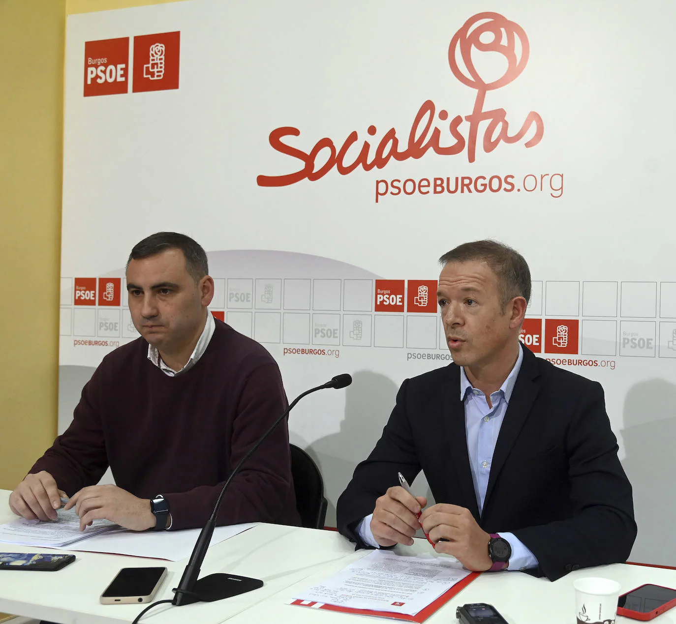 l diputado nacional Álvaro Morales (I) y el senador Ander Gil (D) ofrecen una rueda de prensa sobre asuntos de actualidad en la provincia de Burgos