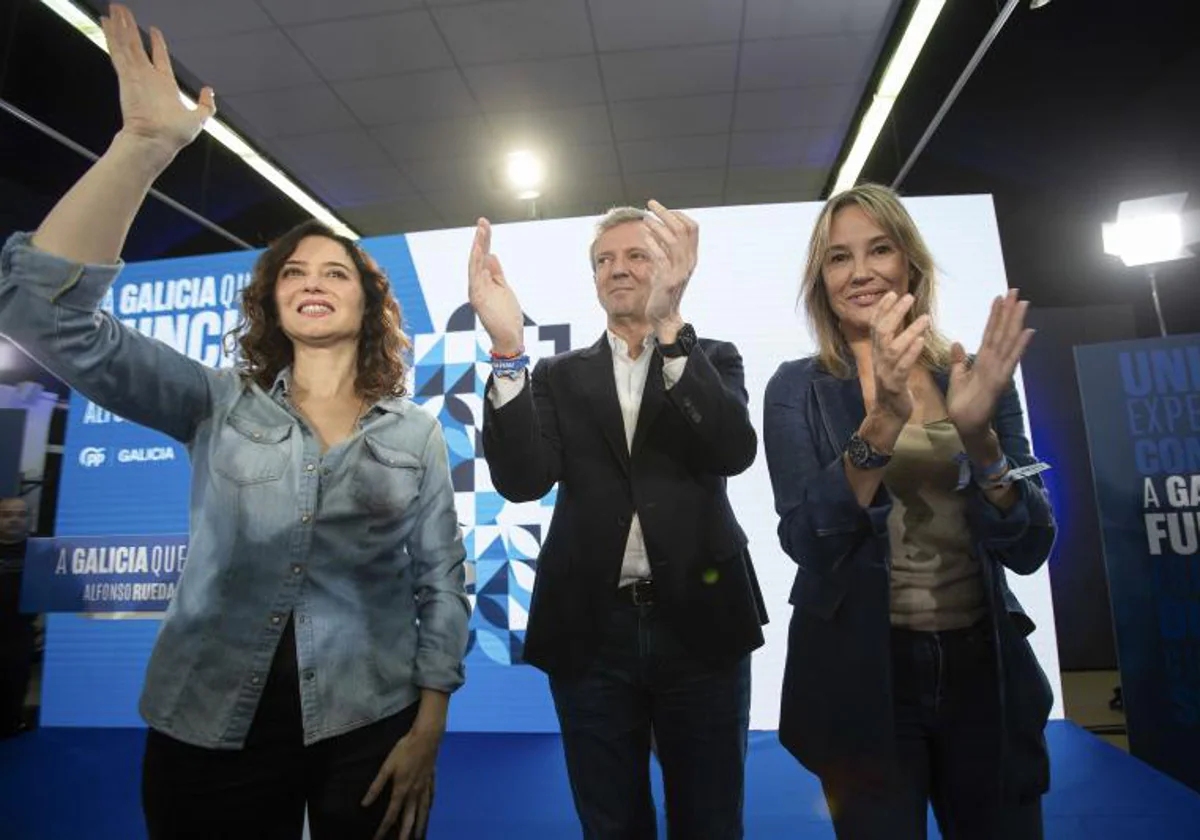 El presidente de la Xunta de Galicia, Alfonso Rueda, junto a la presidenta de la Comunidad de Madrid, Isabel Díaz Ayuso, y la presidenta y portavoz del PP de Vigo, Marta Fernández-Tapias