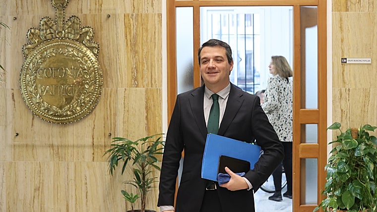 El alcalde de Córdoba, José María Bellido, en los despachos