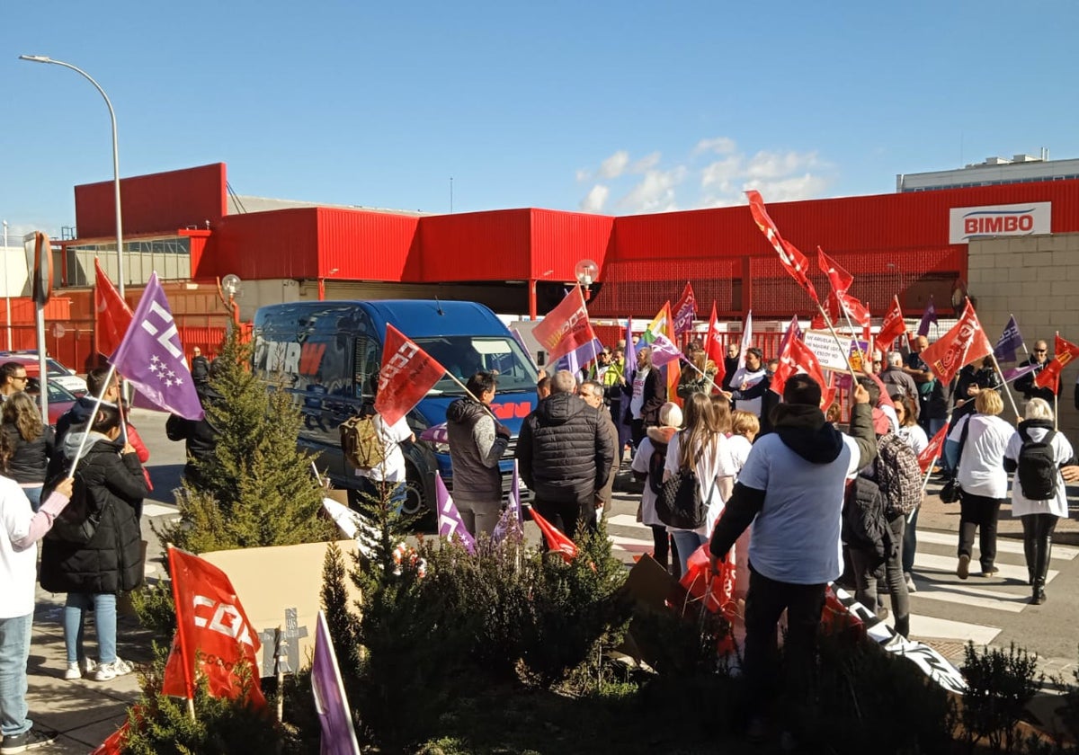 Trabajadores de Bimbo Alicante y de otras fábricas durante su concentración frente a la sede central de la compañía en España, situada en Madrid.