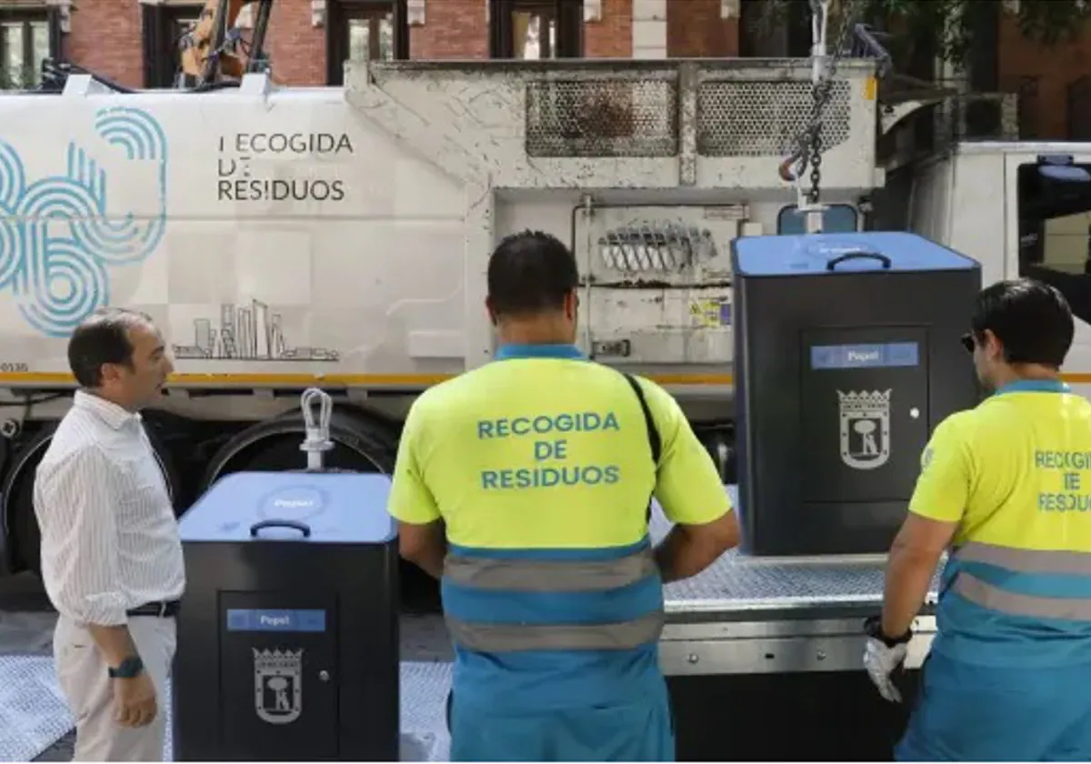 EL delegado de Medio Ambiente, Borja Carabante, supervisa la instalación de nuevos contenedores subterráneos