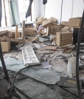 Imagen secundaria 2 - Varios okupas en las terrazas de los de los pisos, lo que era la piscina del edificio y otro apartamento completamente destrozado