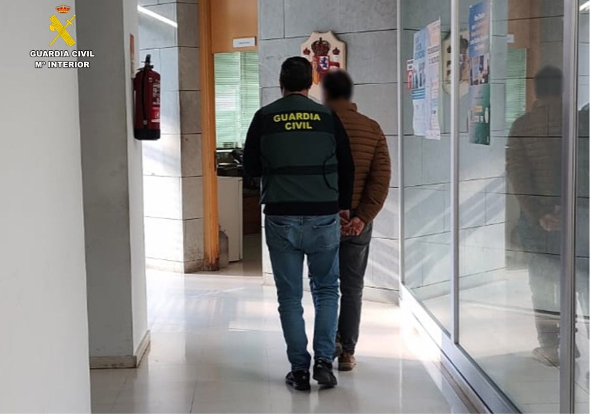 Imagen del detenido por robar en su empresa en Almoradí (Alicante)