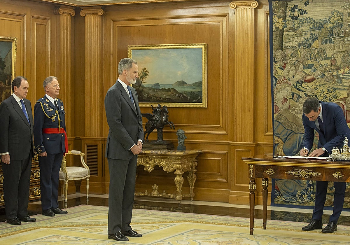 Felipe VI firmó ayer en el Palacio de la Zarzuela la primera reforma constitucional de su reinado. Se elimina del artículo 49 el término «disminuidos» para sustituirlo por «personas con discapacidad». En la imagen, detrás de Don Felipe: el actual jefe de la Casa del Rey, Jaime Alfonsín, y el jefe del Cuarto Militar, Emilio Juan Gracia