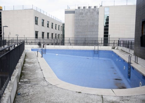 Imagen secundaria 1 - Varios okupas en las terrazas de los de los pisos, lo que era la piscina del edificio y otro apartamento completamente destrozado