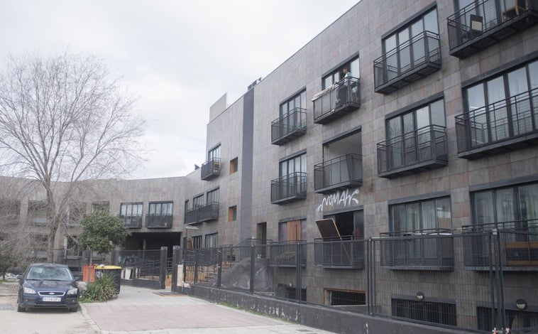 Imagen principal - Varios okupas en las terrazas de los de los pisos, lo que era la piscina del edificio y otro apartamento completamente destrozado