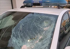 Revientan un coche de la Guardia Civil en Roquetas de Mar cuando intervenían en un intento de okupación