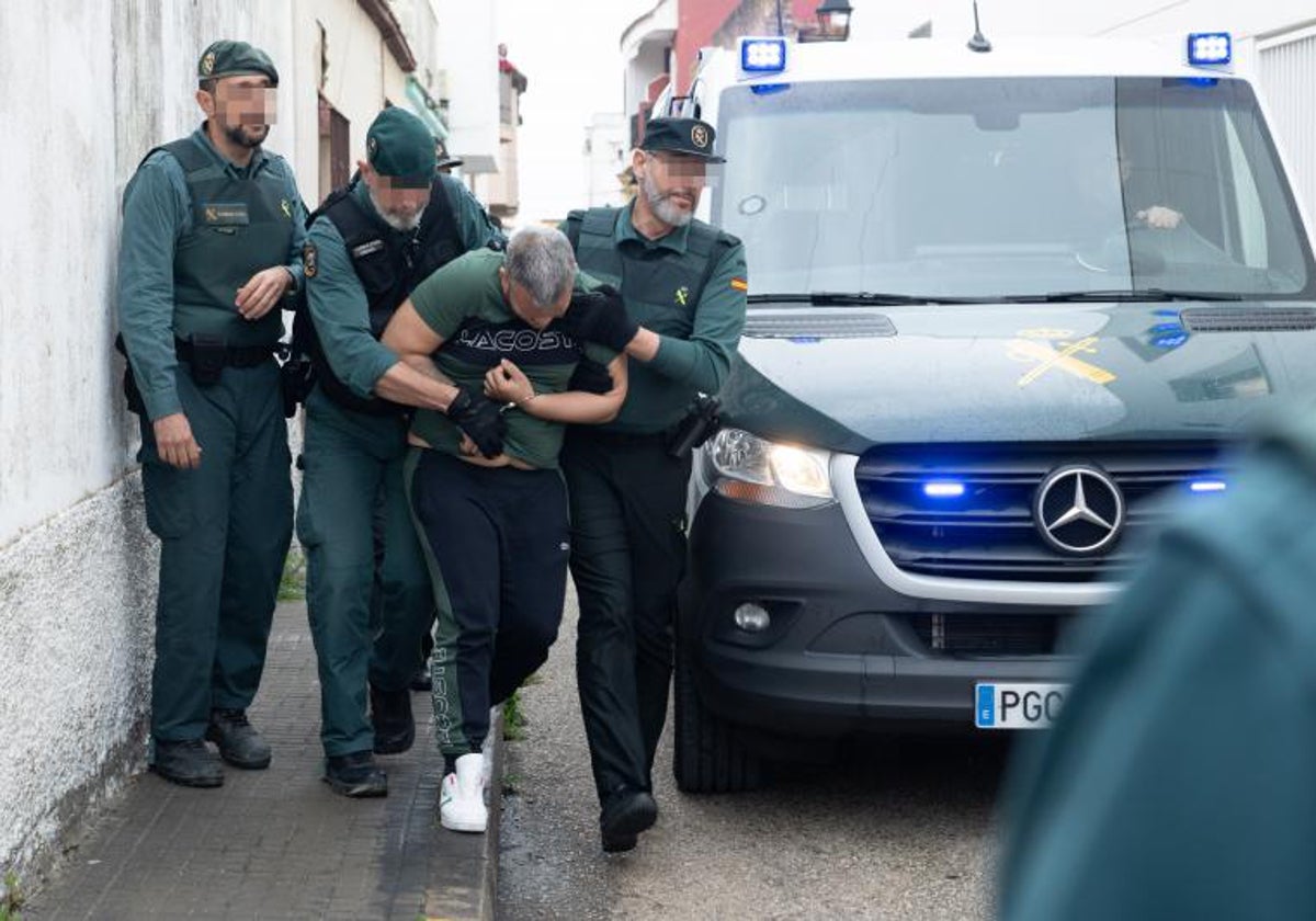 Guardias civiles llevan al juzgado de Barbate a uno de los detenidos