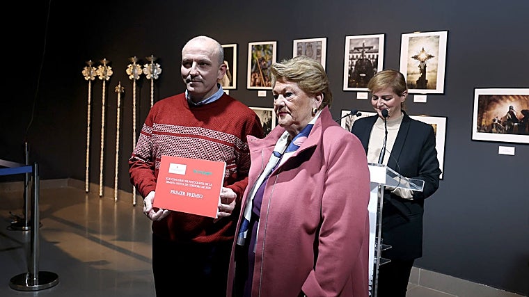 Domingo Manuel Jiménez recibe el primer premio, de Olga Caballero