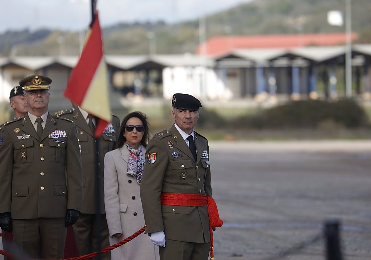 El general Ruiz Gómez pertrechado por la ministra de Defensa en Cerro Muriano