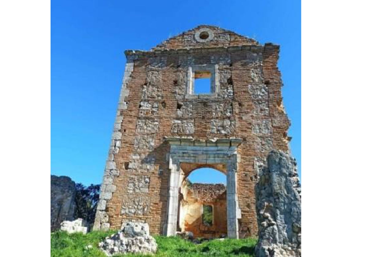 La asociación muestra que «ha perdido un gran esquinal, cuyo desplome se debe no solo al paso del tiempo, sino también a la sustracción de piedra»