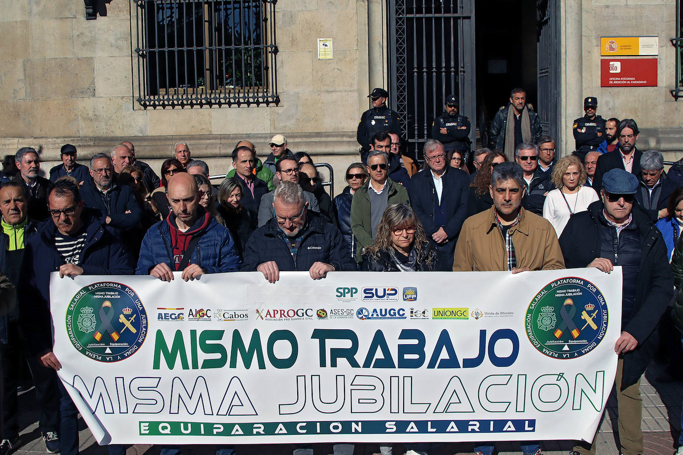 La Plataforma por una Jubilación Digna y la Plena Equiparación Salarial de Policías y Guardias Civiles se concentra ante la subdelegación del Gobierno en León