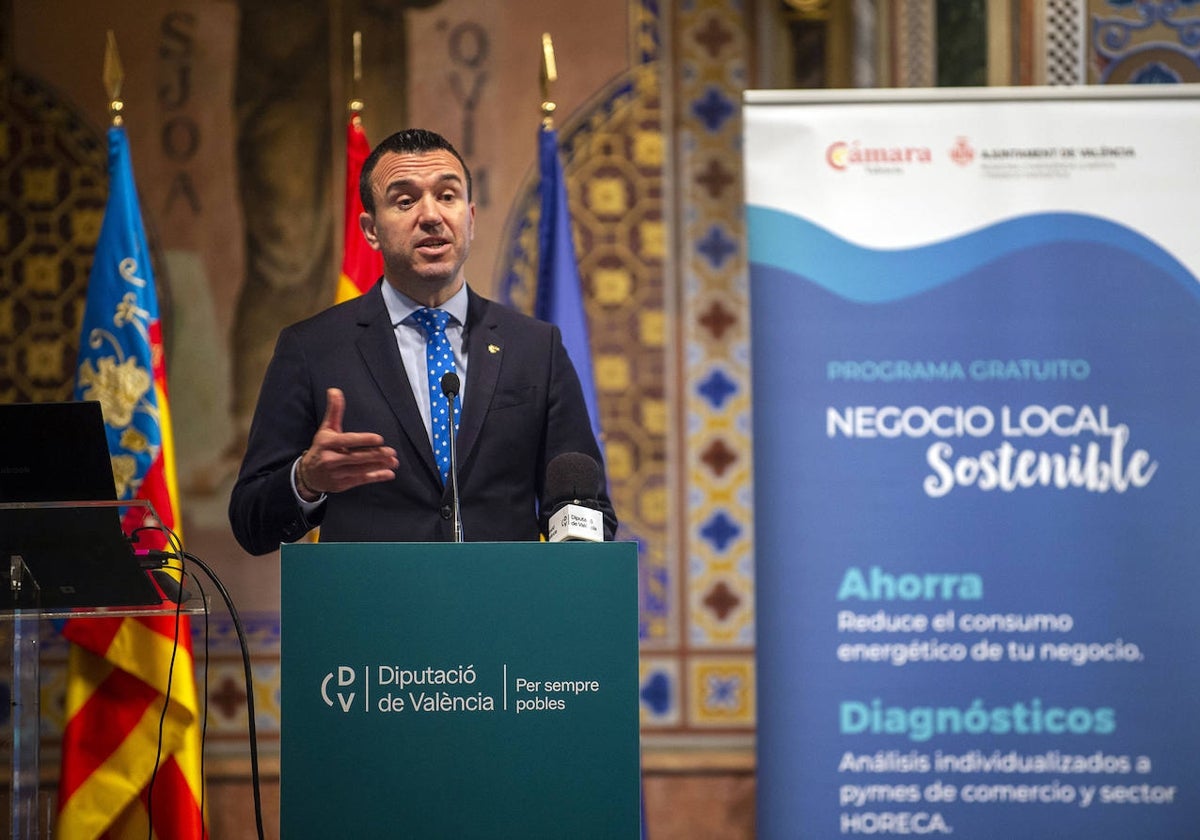 Mompó anima a los ayuntamientos valencianos a instalar placas fotovoltaicas en los edificios municipales