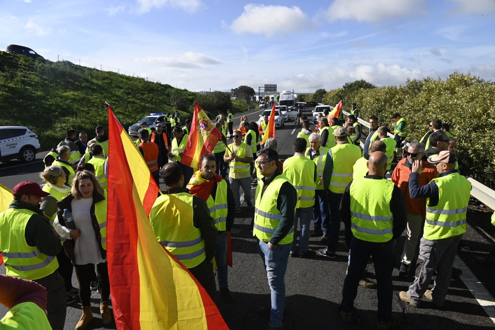 Fotos: el corte de la autovía A-4 por los agricultores en La Carlota