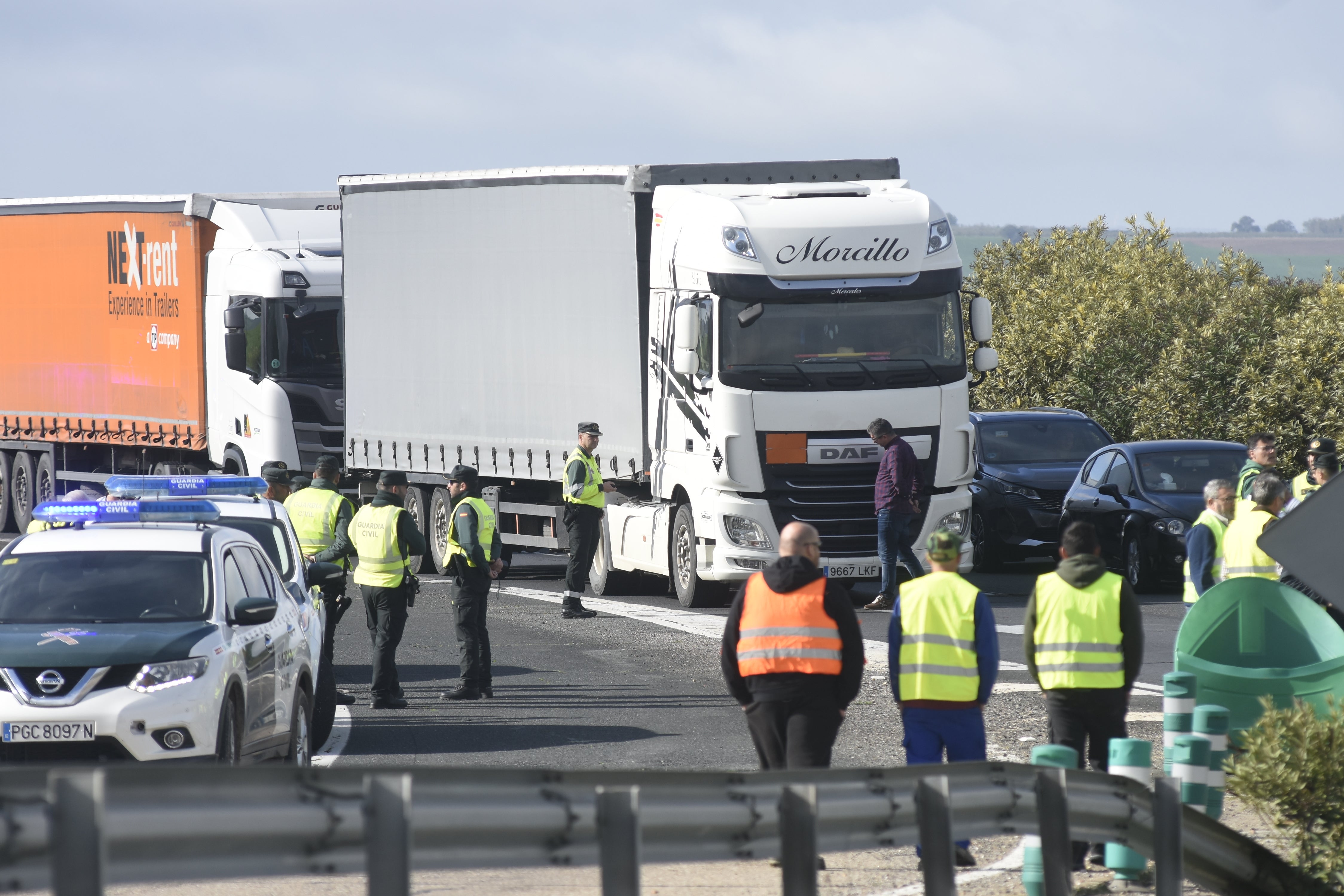 Fotos: el corte de la autovía A-4 por los agricultores en La Carlota