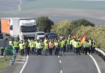 Corte de la autovía A-4 por los agricultores en La Carlota
