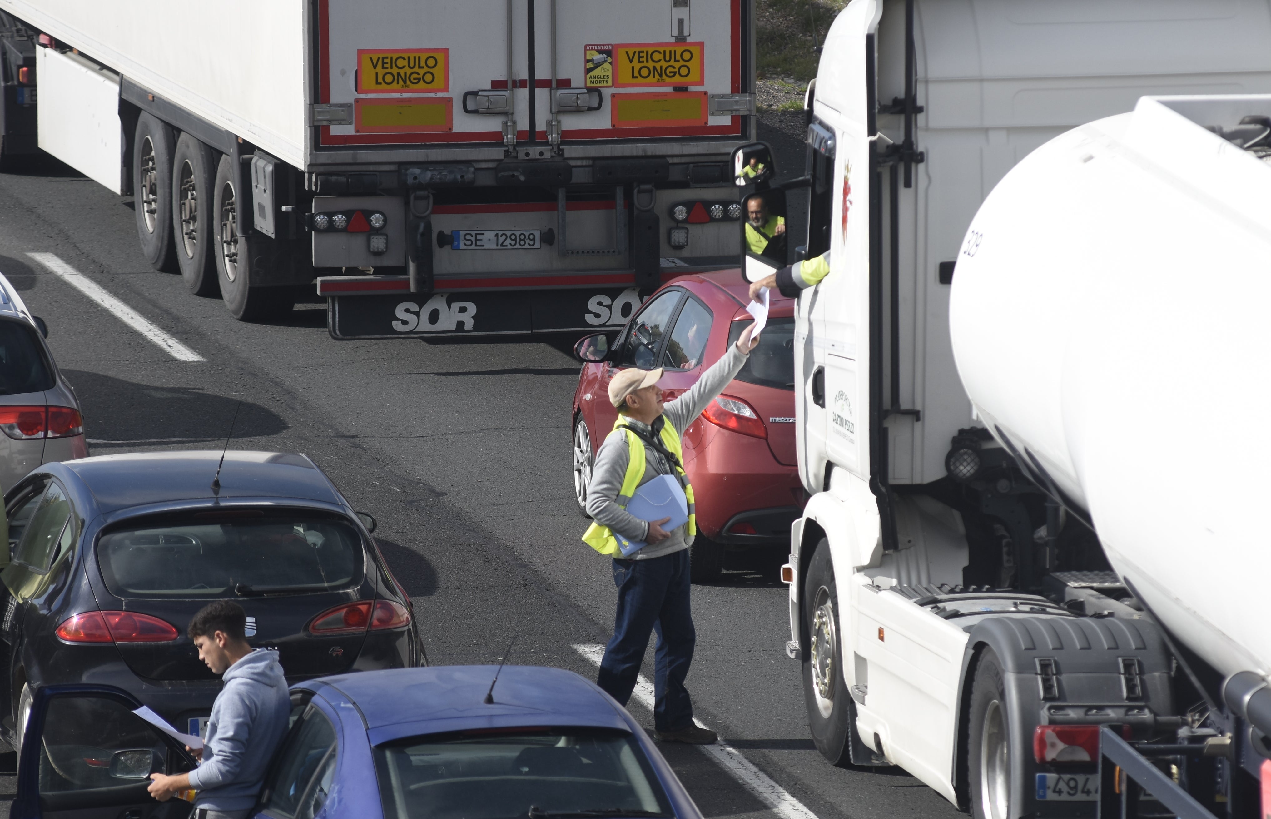 Fotos: el corte de la autovía A-4 por los agricultores en La Carlota