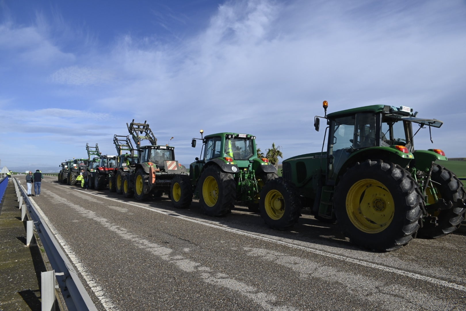 Fotos: el corte de la autovía A-4 por los agricultores en La Carlota