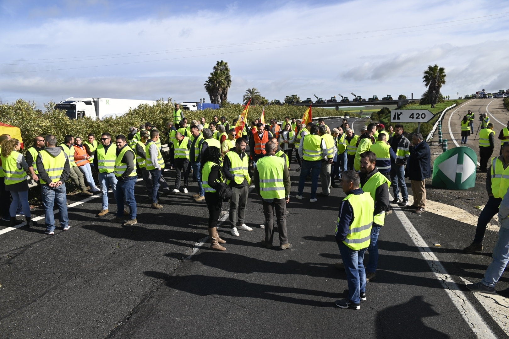 Fotos: el corte de la autovía A-4 por los agricultores en La Carlota