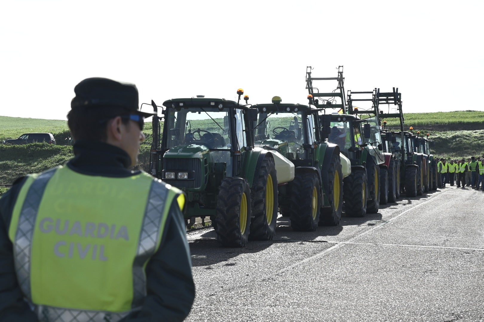 Fotos: el corte de la autovía A-4 por los agricultores en La Carlota