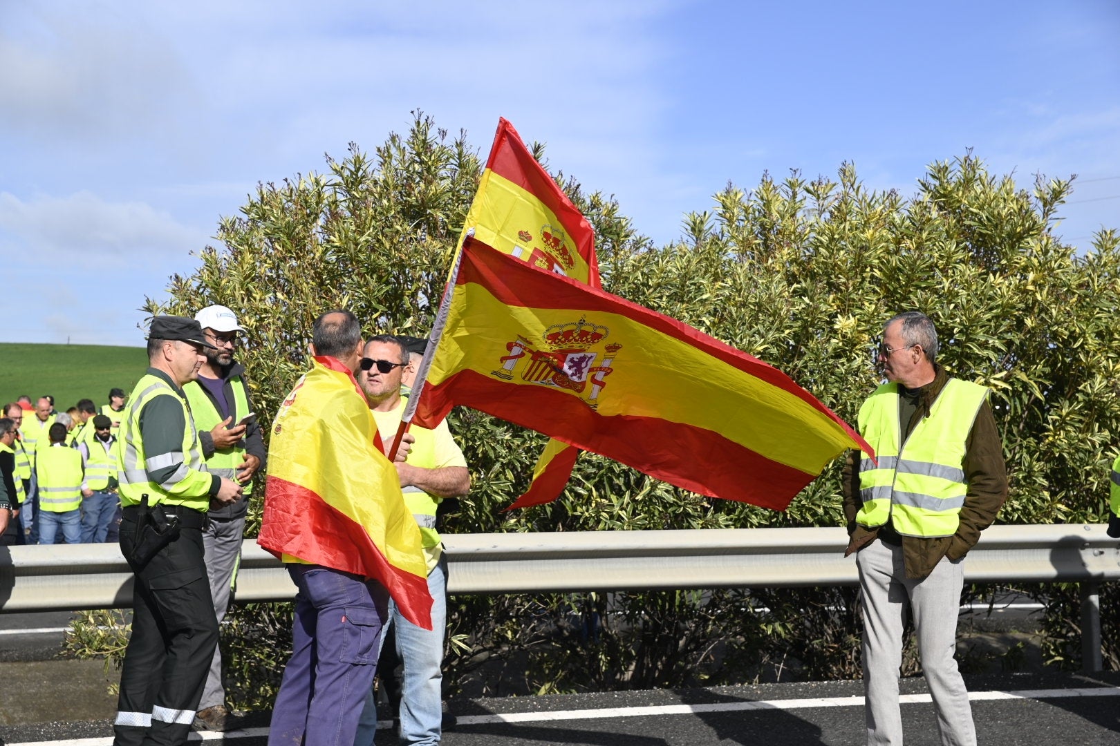 Fotos: el corte de la autovía A-4 por los agricultores en La Carlota