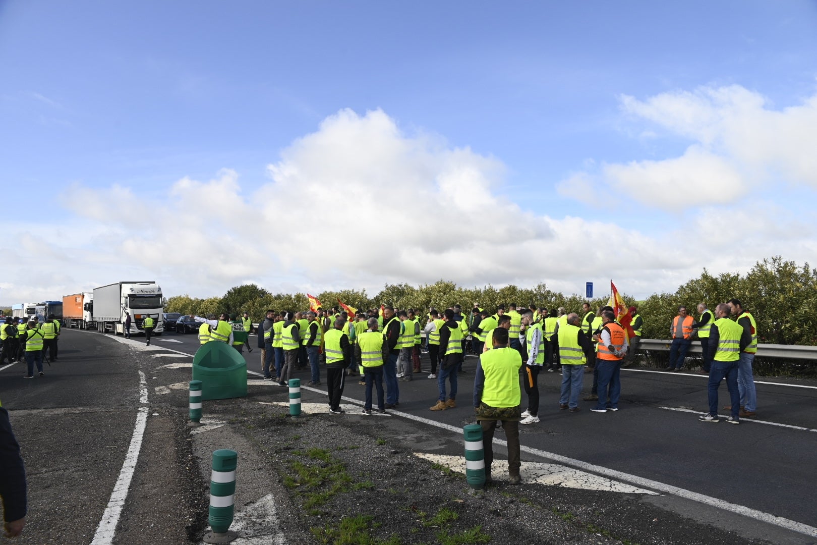 Fotos: el corte de la autovía A-4 por los agricultores en La Carlota