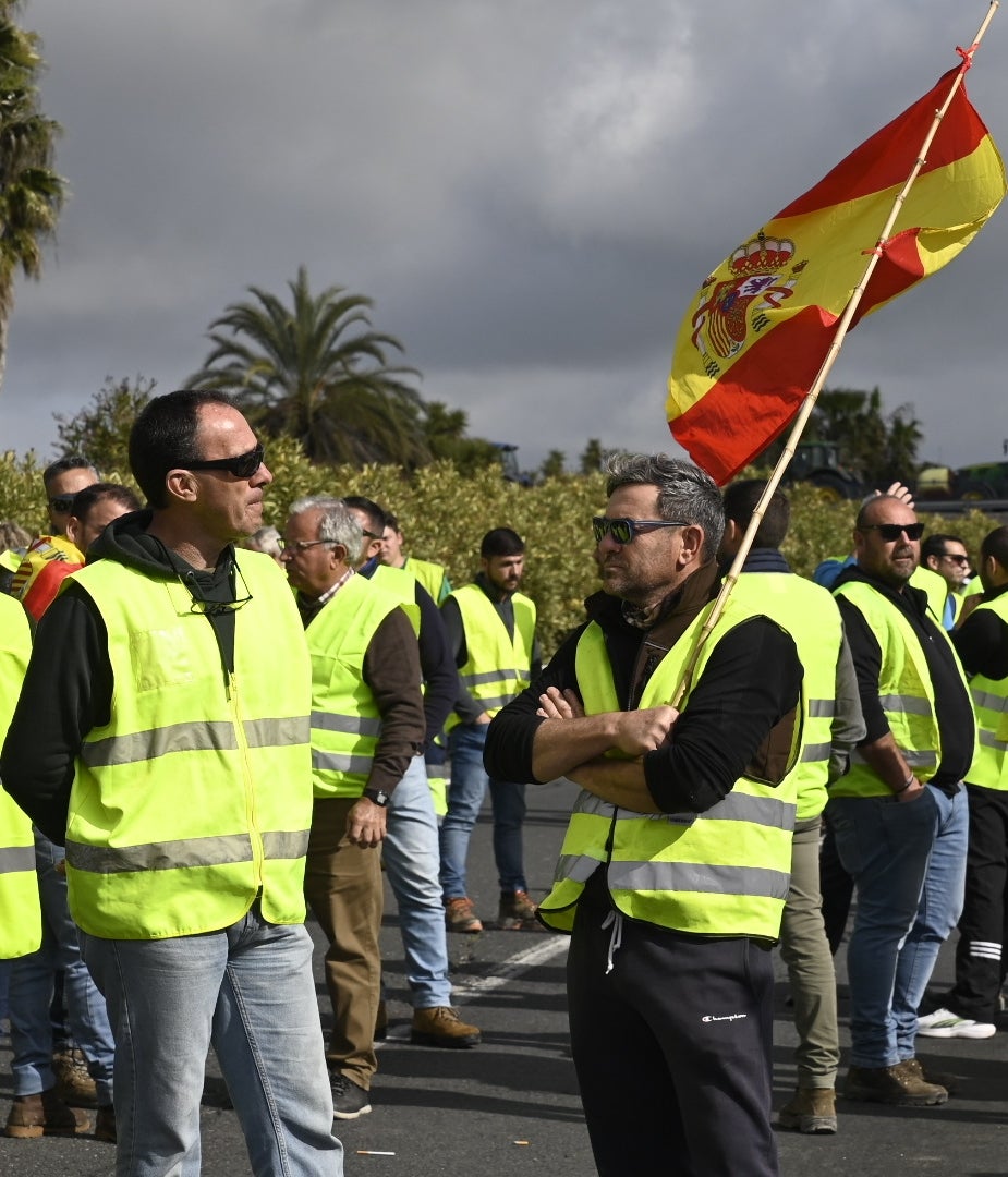 Fotos: el corte de la autovía A-4 por los agricultores en La Carlota
