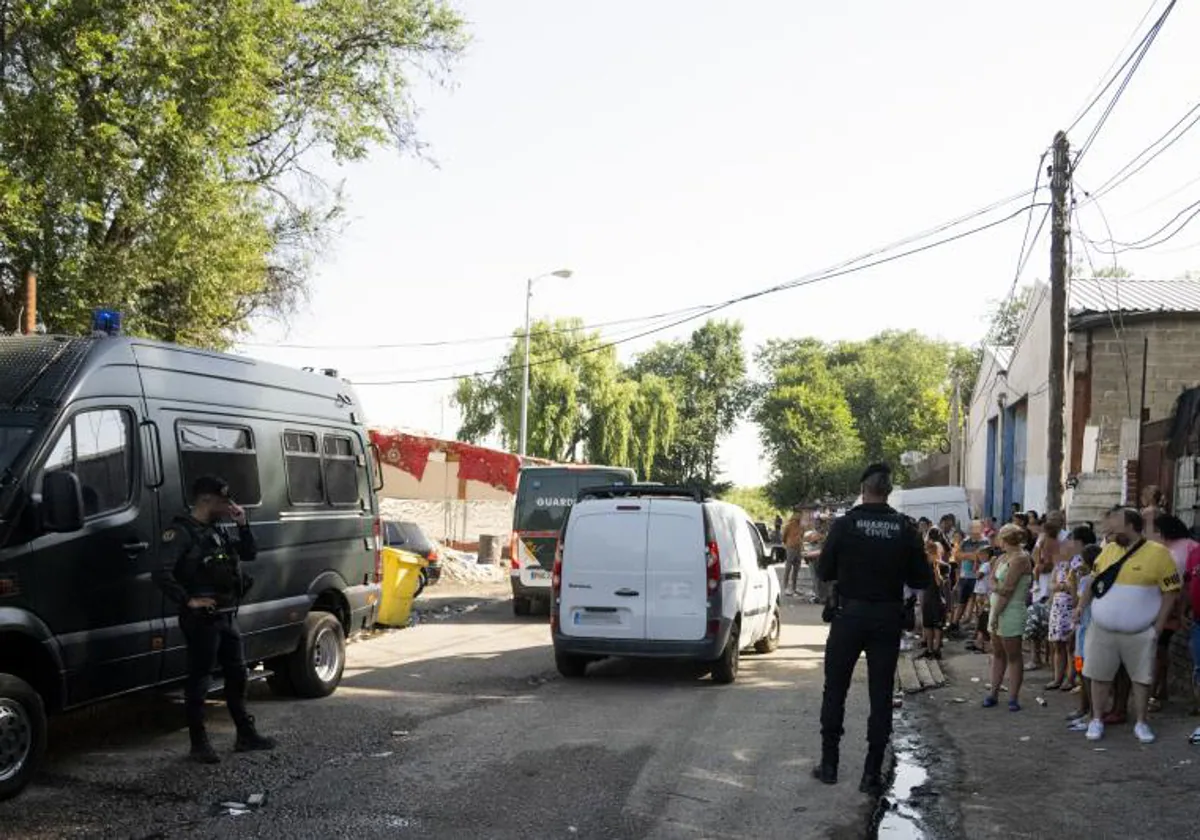 Imagen d un operativo policial en la Cañada Real