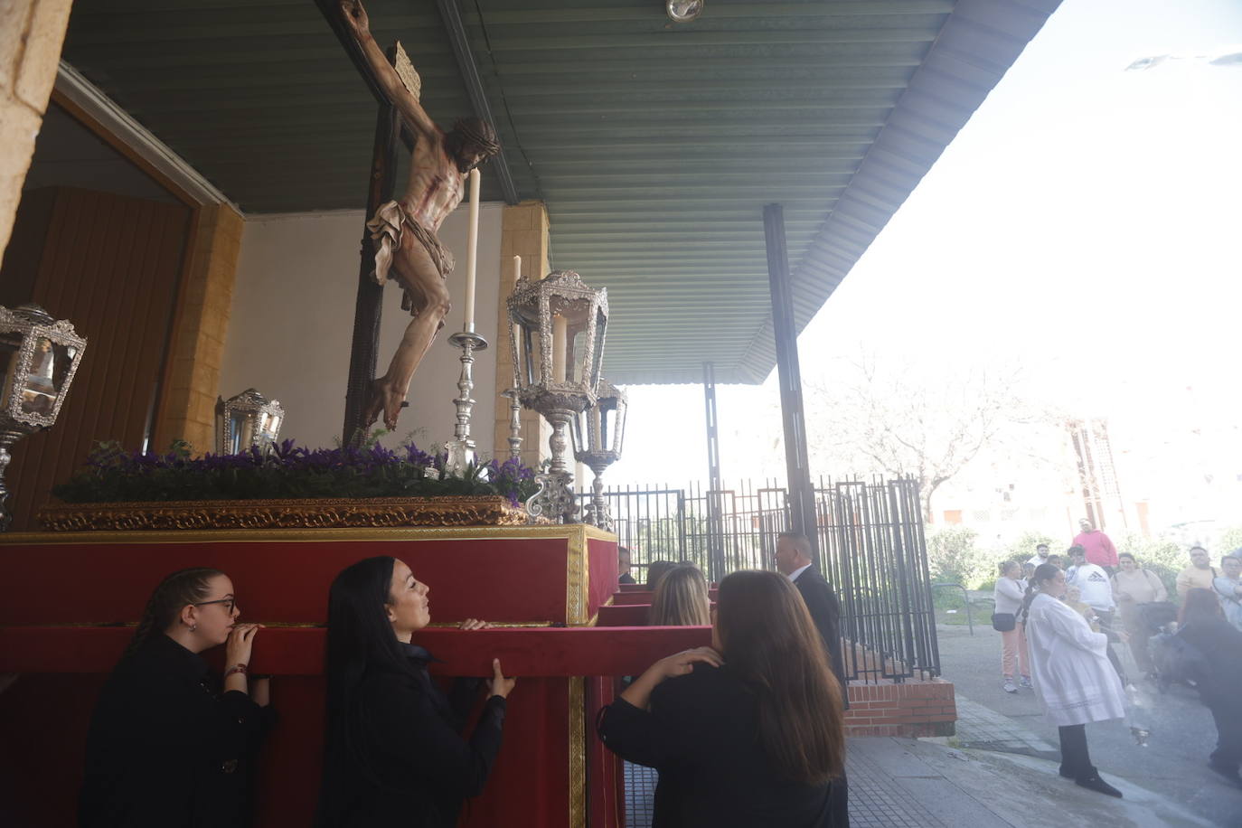 Fotos: El Cristo de la Piedad sale hacia la Catedral para el Vía Crucis de las cofradías de Córdoba