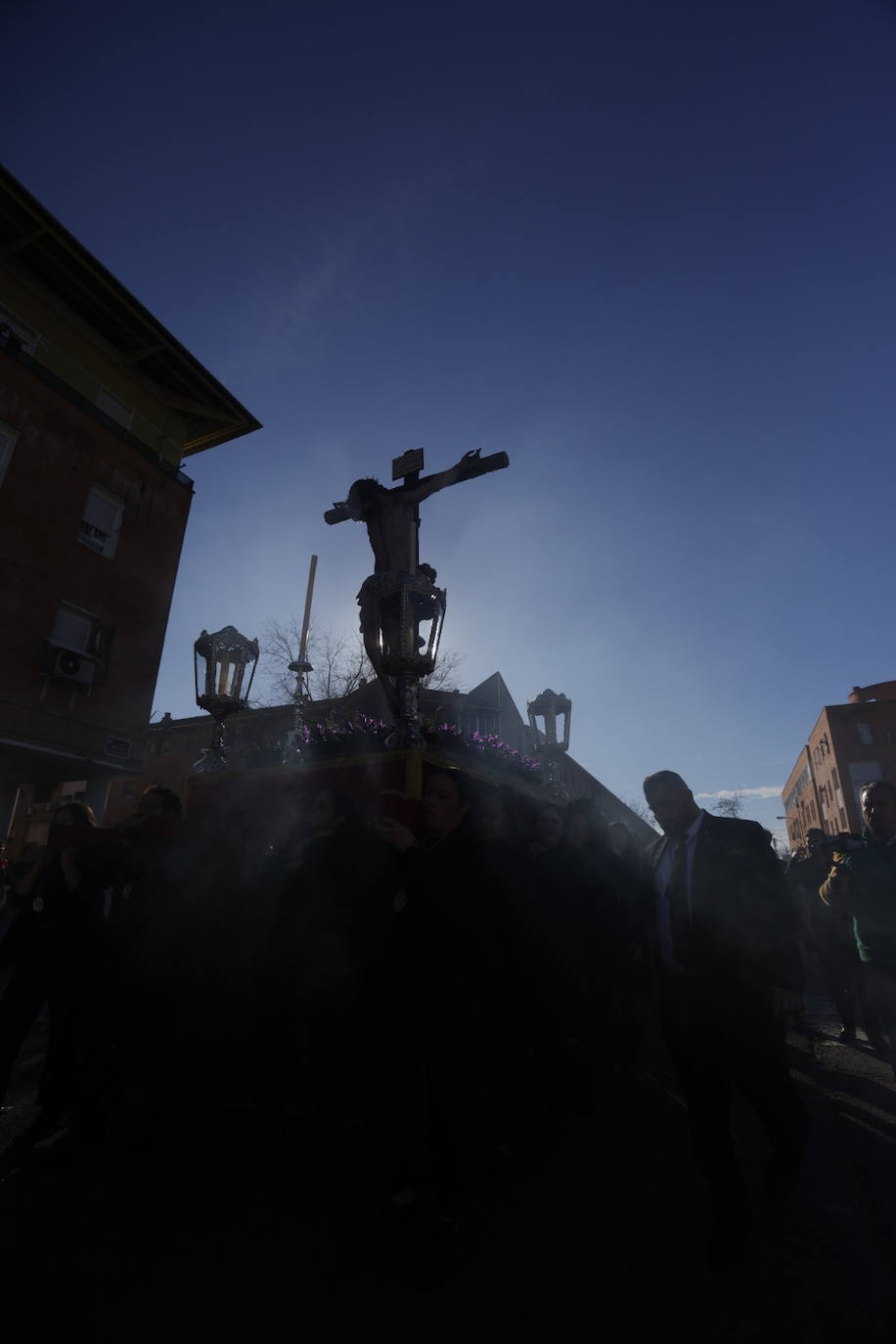 Fotos: El Cristo de la Piedad sale hacia la Catedral para el Vía Crucis de las cofradías de Córdoba