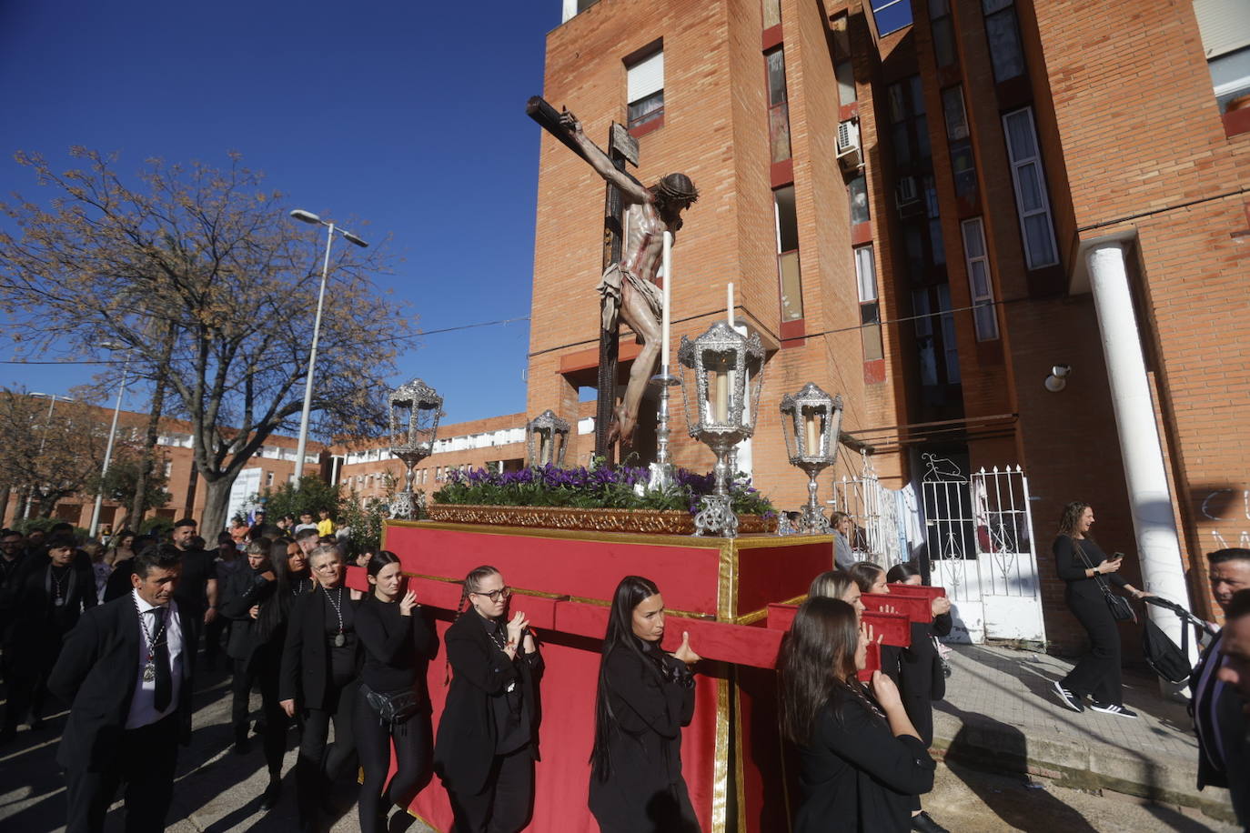 Fotos: El Cristo de la Piedad sale hacia la Catedral para el Vía Crucis de las cofradías de Córdoba