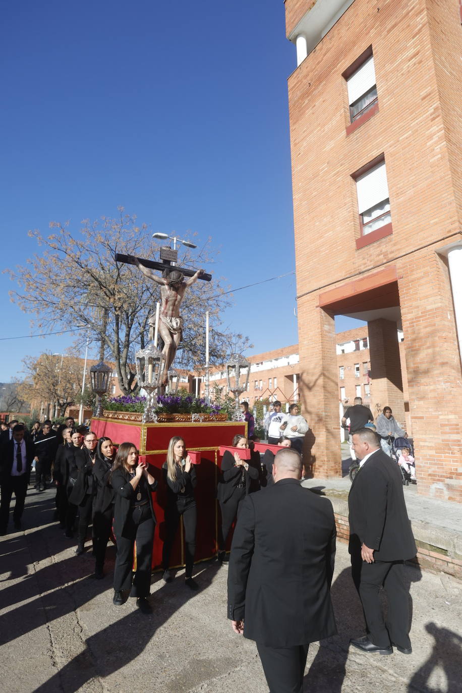 Fotos: El Cristo de la Piedad sale hacia la Catedral para el Vía Crucis de las cofradías de Córdoba