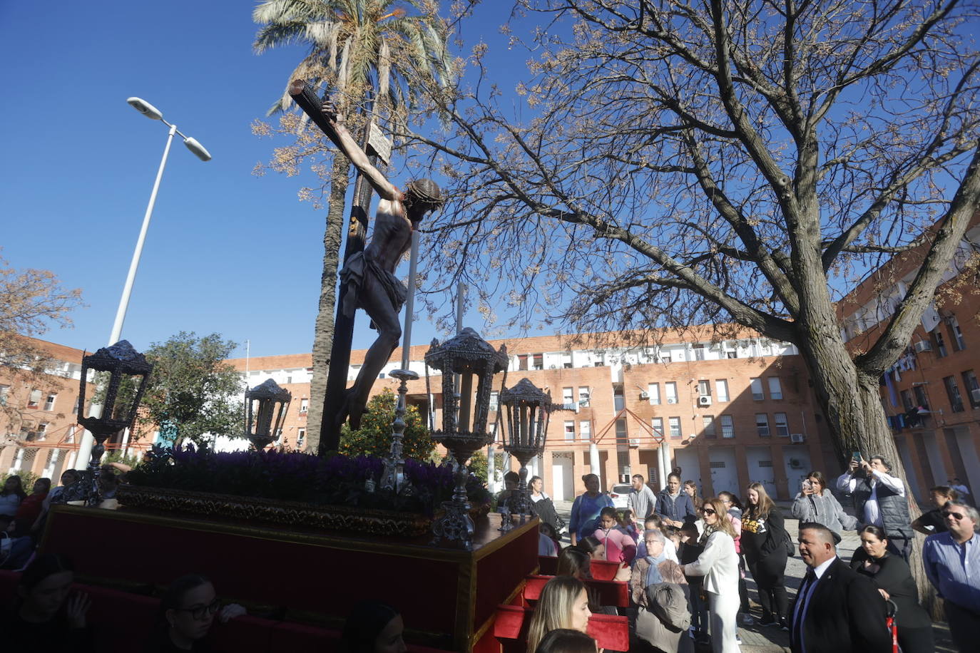 Fotos: El Cristo de la Piedad sale hacia la Catedral para el Vía Crucis de las cofradías de Córdoba