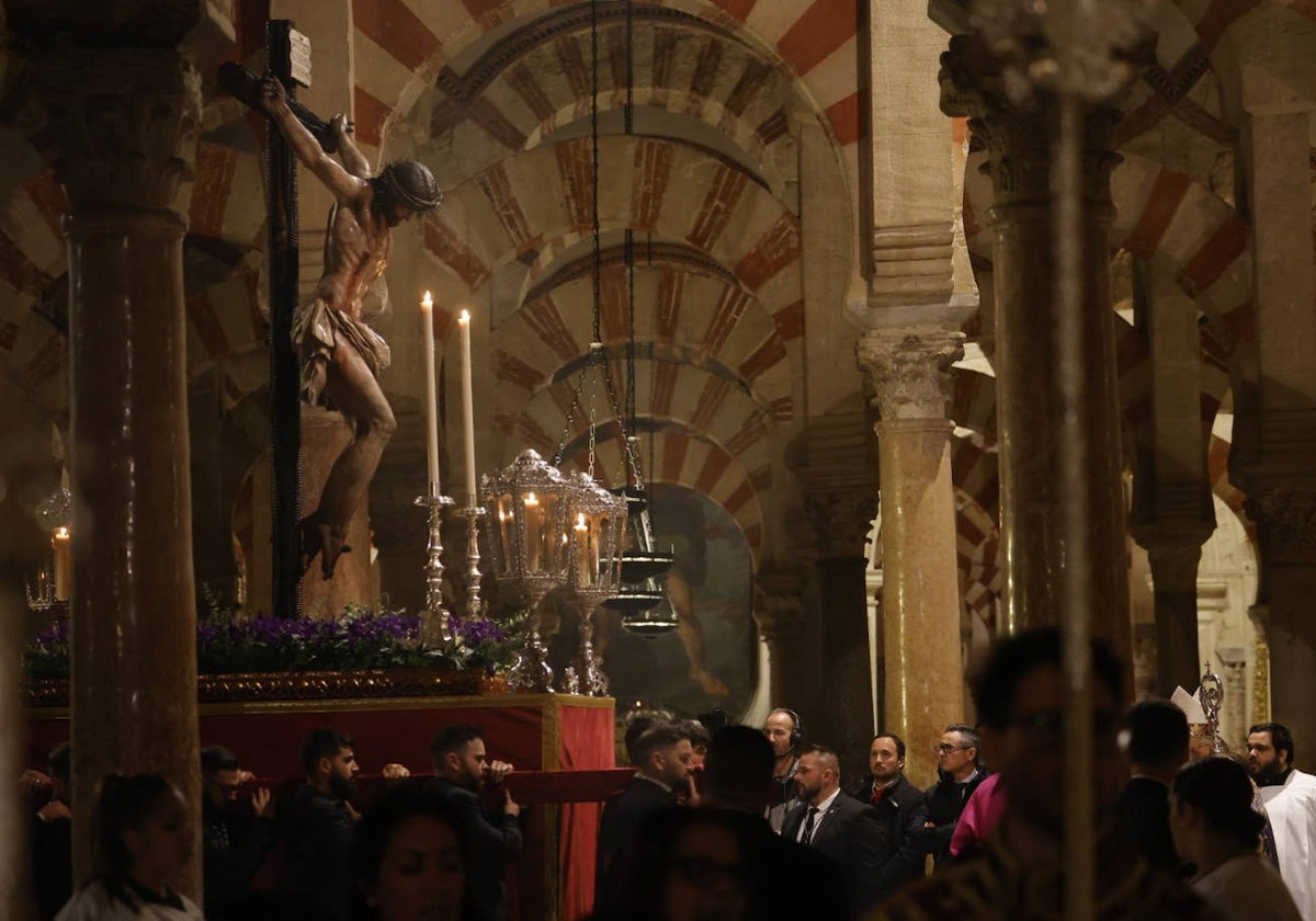 El Cristo de la Piedad, en el interior de la Catedral, durante el rezo del Vía Crucis de las cofradías